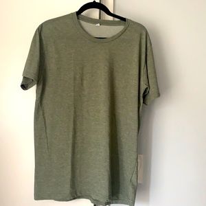 Men’s green Uniqlo short sleeve tee